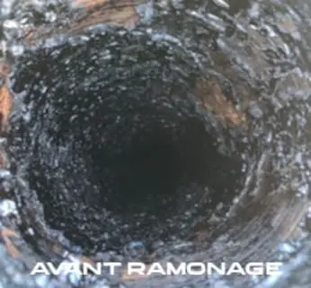 Intérieur d'un conduit encrassé de suie, avant ramonage