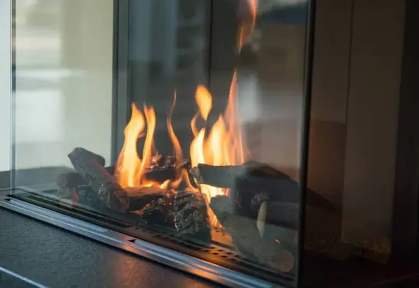 Insert à vitre, flammes visibles derrière la porte vitrée