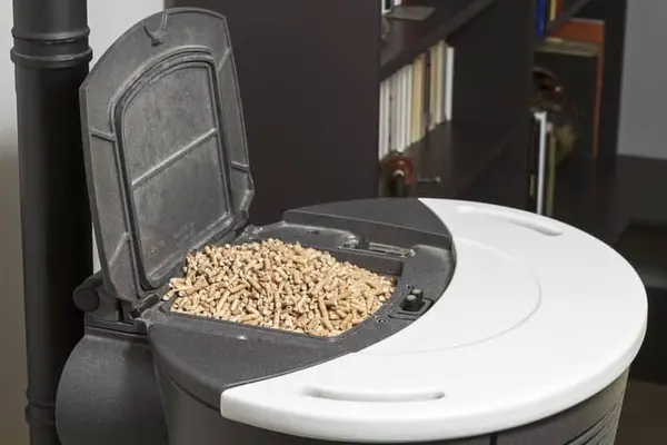 Réservoir ouvert d'un poêle à granulés rempli de pellets